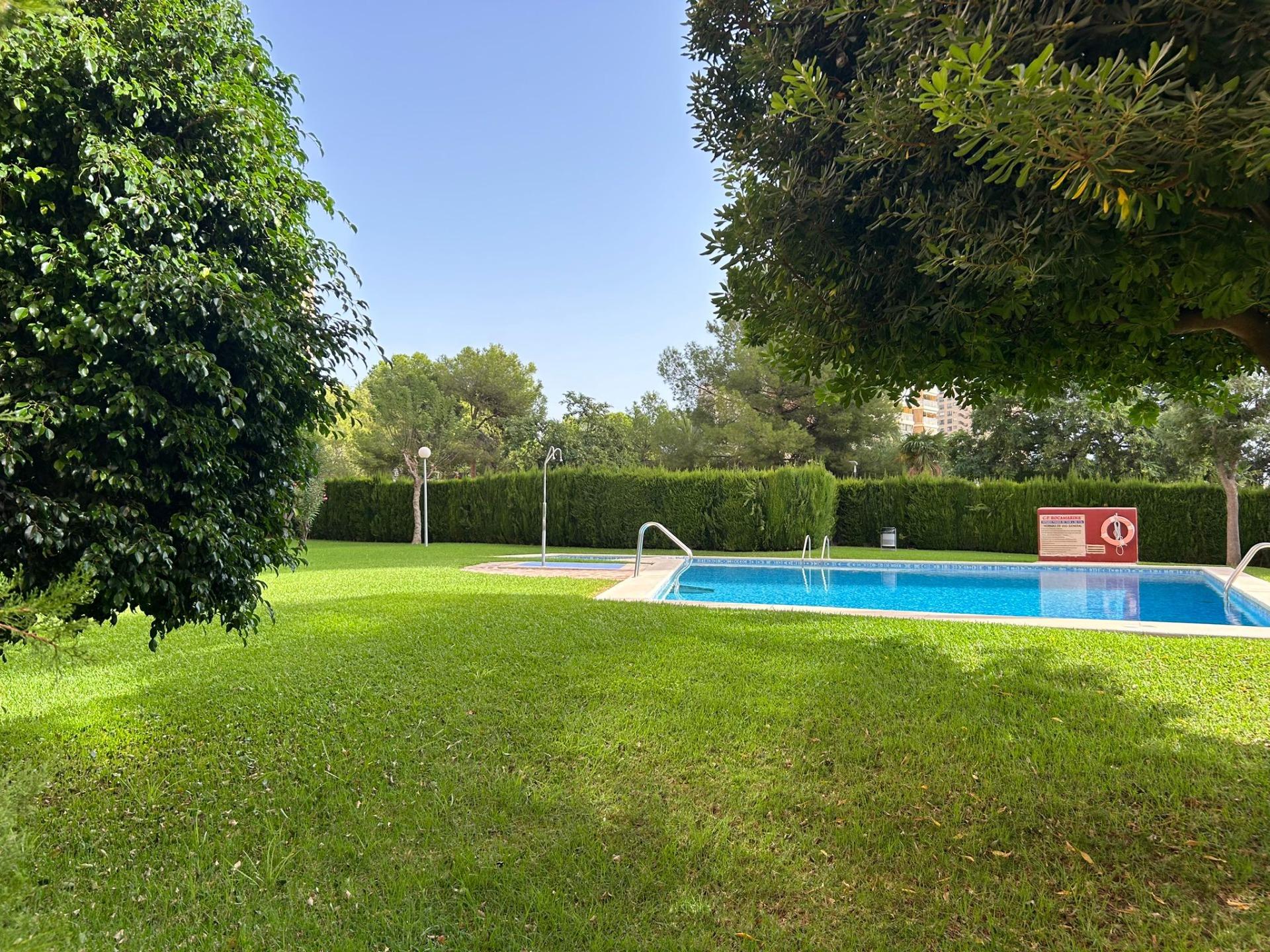 4-6-72 Amplio apartamento situado a 700m de la playa de Poniente. Perfecto para familias