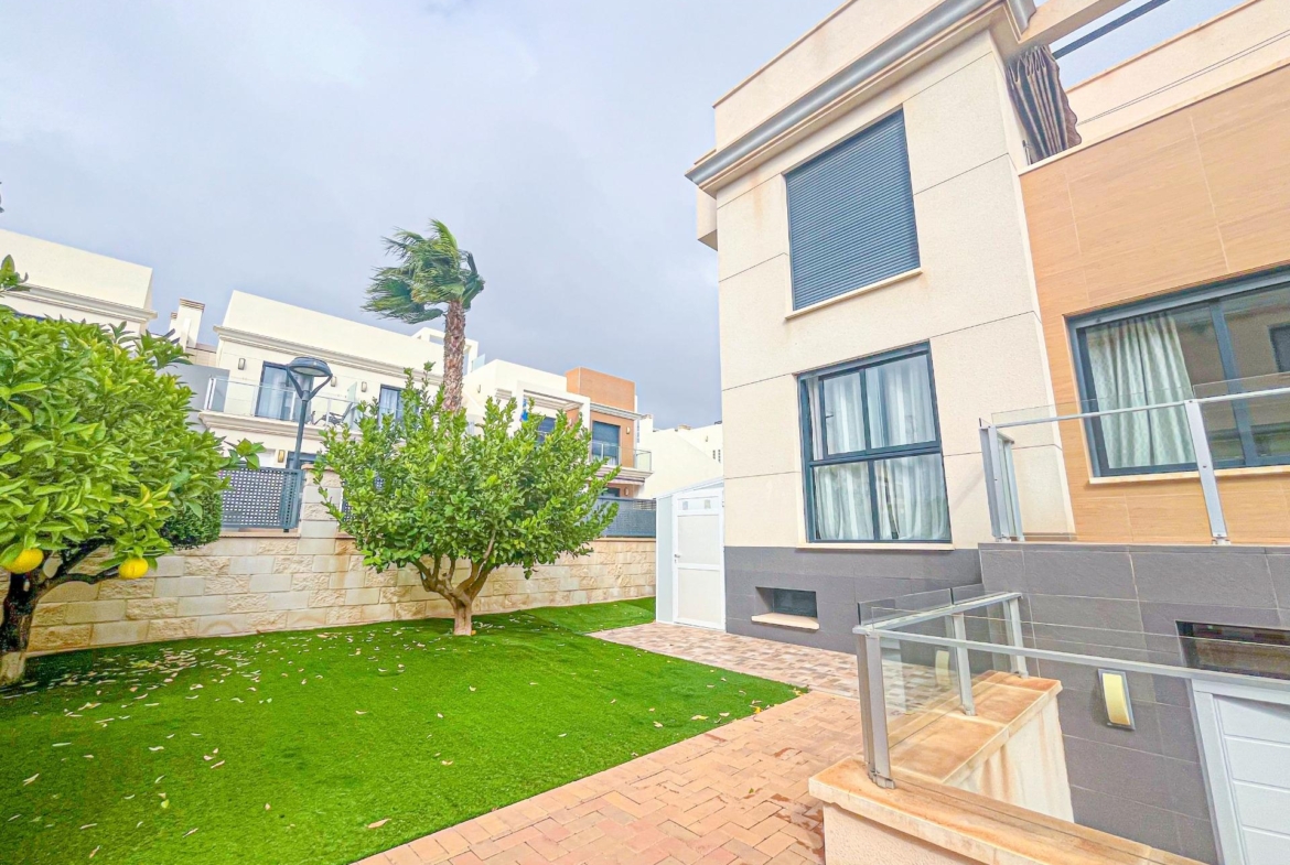 VILLA DE LUJO EN LA ZENIA. 5 DORM. 4 BAÑOS. PISCINA PRIVADA. PARCELA 410 M2.