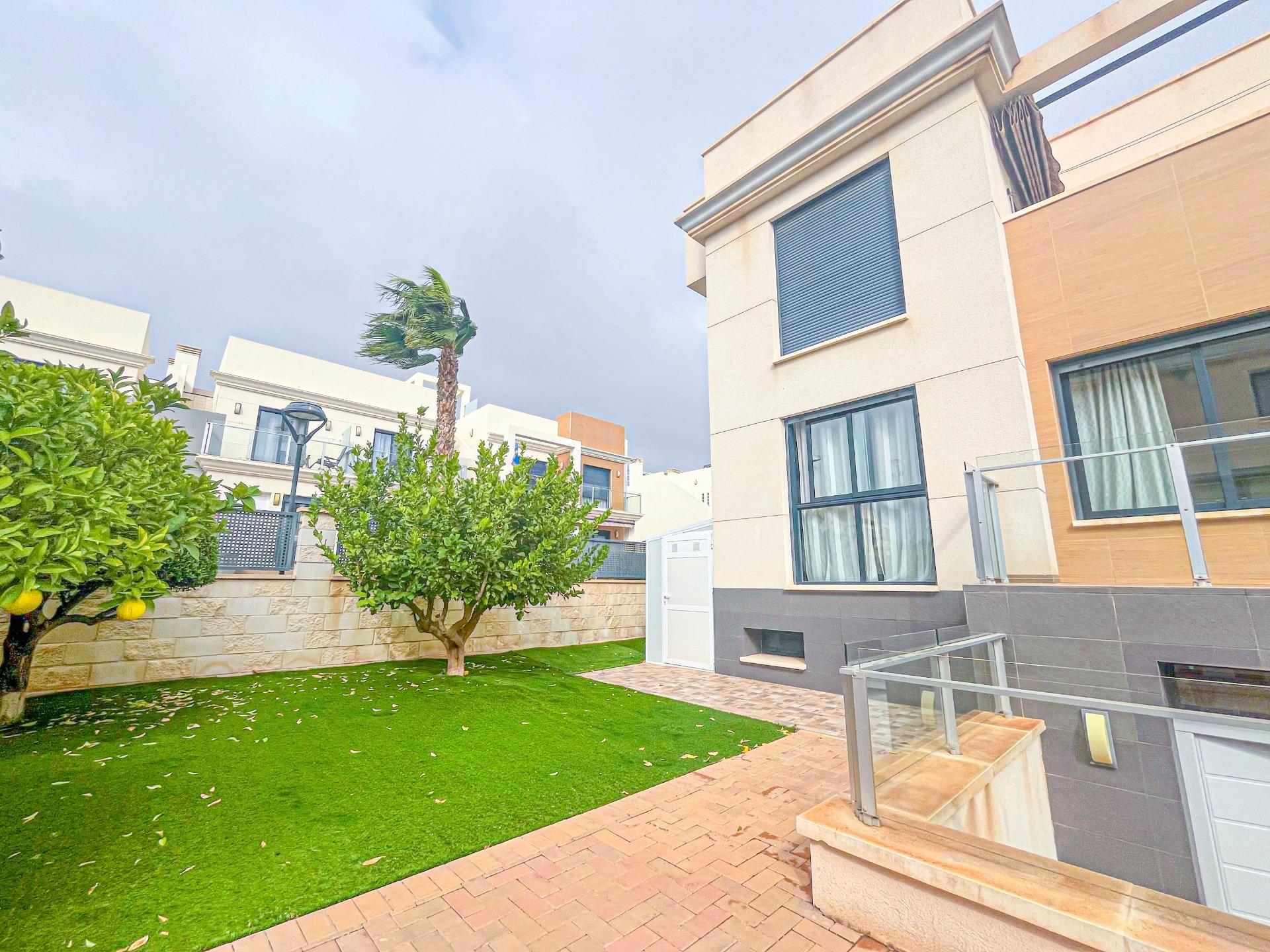 4-6-75 VILLA DE LUJO EN LA ZENIA. 5 DORM. 4 BAÑOS. PISCINA PRIVADA. PARCELA 410 M2.