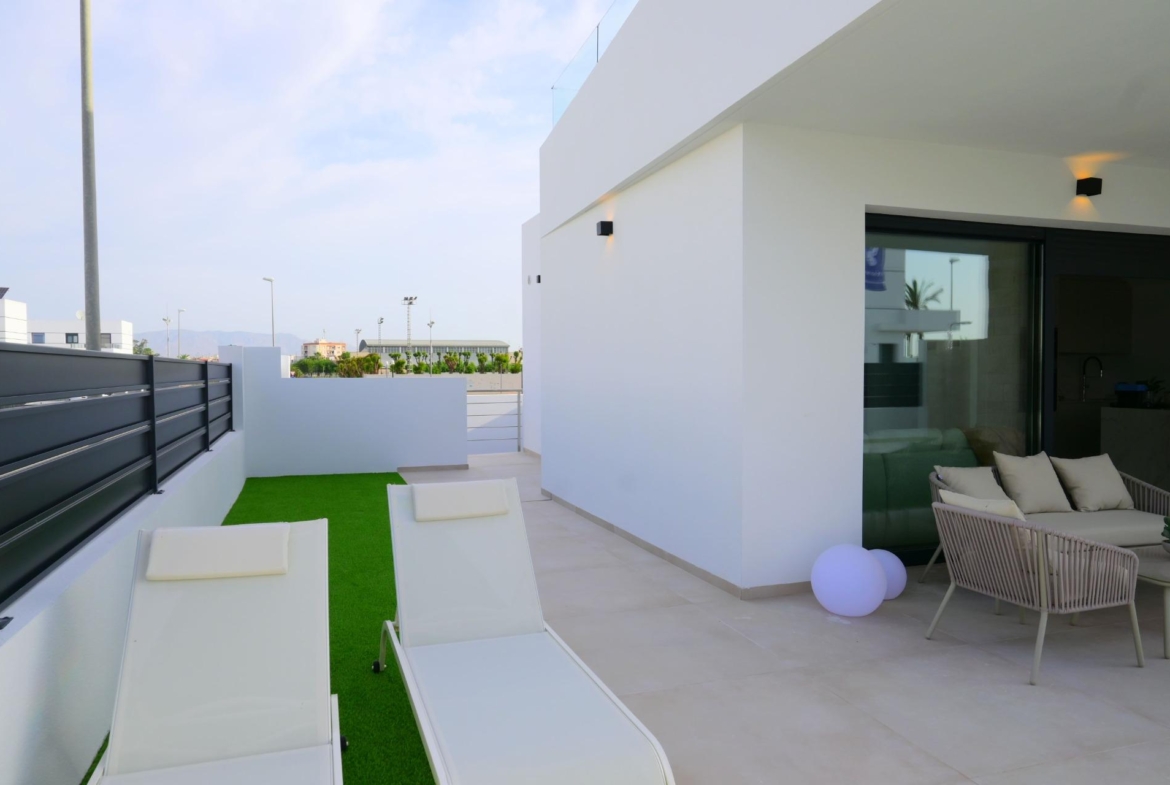 EXCLUSIVIDAD Y BIENETAR: VILLA CON JARDÍN Y GARAJE PRIVADO