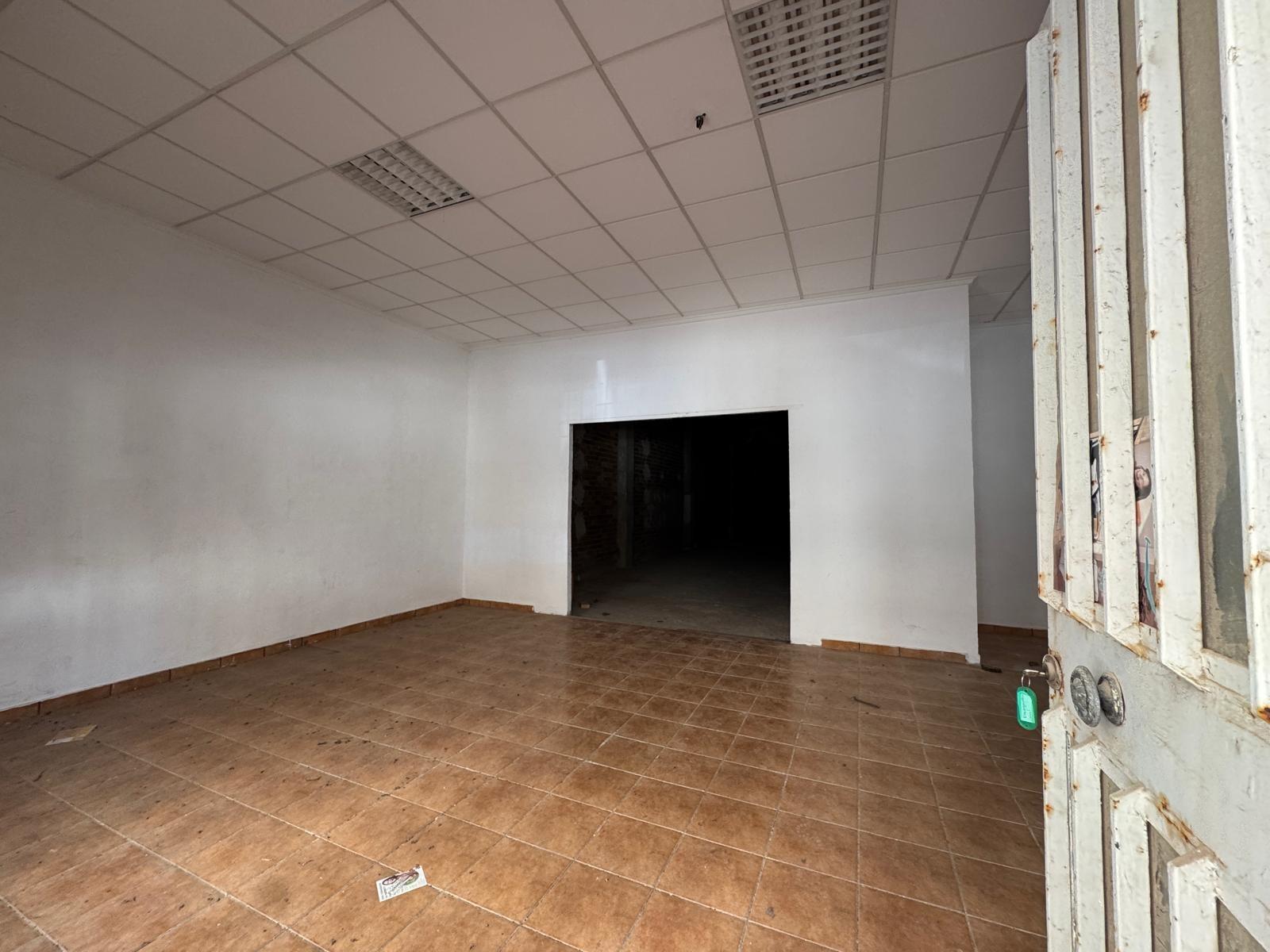 4-6-91 SE VENDE LOCAL COMERCIAL CON 261 M2. A 150 METROS DE LA PLAYA. PARA CUALQUER TIPO DE NEGOCIO.