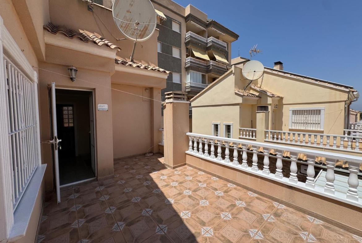 ADOSADO EN GUARDAMAR DEL SEGURA CON GARAJE A 400 METROS DE PLAYA. 3 DORM. 2 BAÑOS. SOTANO DE 60 M2. PISCINA COMUNITARIA.
