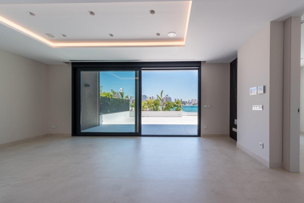 l Impressionante Dúplex a Estrenar en Primera Línea de Playa en Benidorm – Poniente