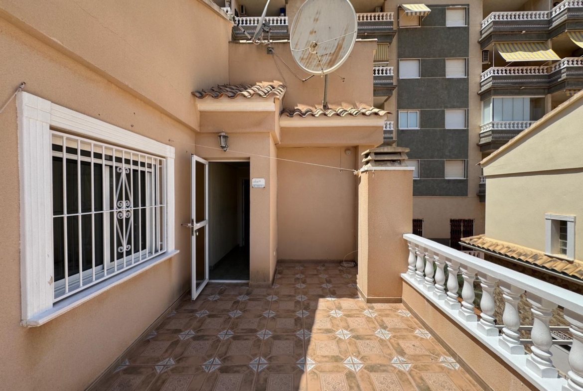 ADOSADO EN GUARDAMAR DEL SEGURA CON GARAJE A 400 METROS DE PLAYA. 3 DORM. 2 BAÑOS. SOTANO DE 60 M2. PISCINA COMUNITARIA.