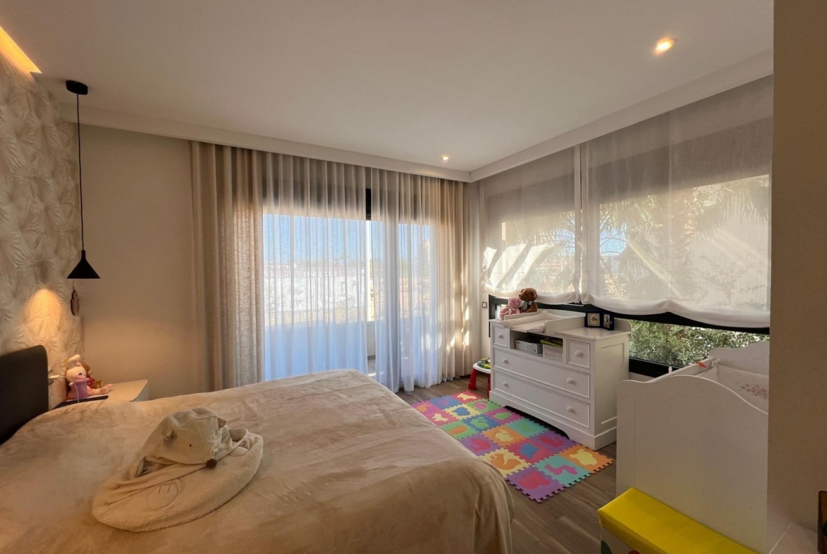 VILLA OBRA NUEVA! 3 DORMITORIOS. 3 BAÑOS. PARCELA 200 M2. PISCINA PROPIA. GARAJE.