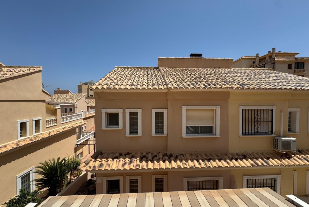 ADOSADO EN GUARDAMAR DEL SEGURA CON GARAJE A 400 METROS DE PLAYA. 3 DORM. 2 BAÑOS. SOTANO DE 60 M2. PISCINA COMUNITARIA.