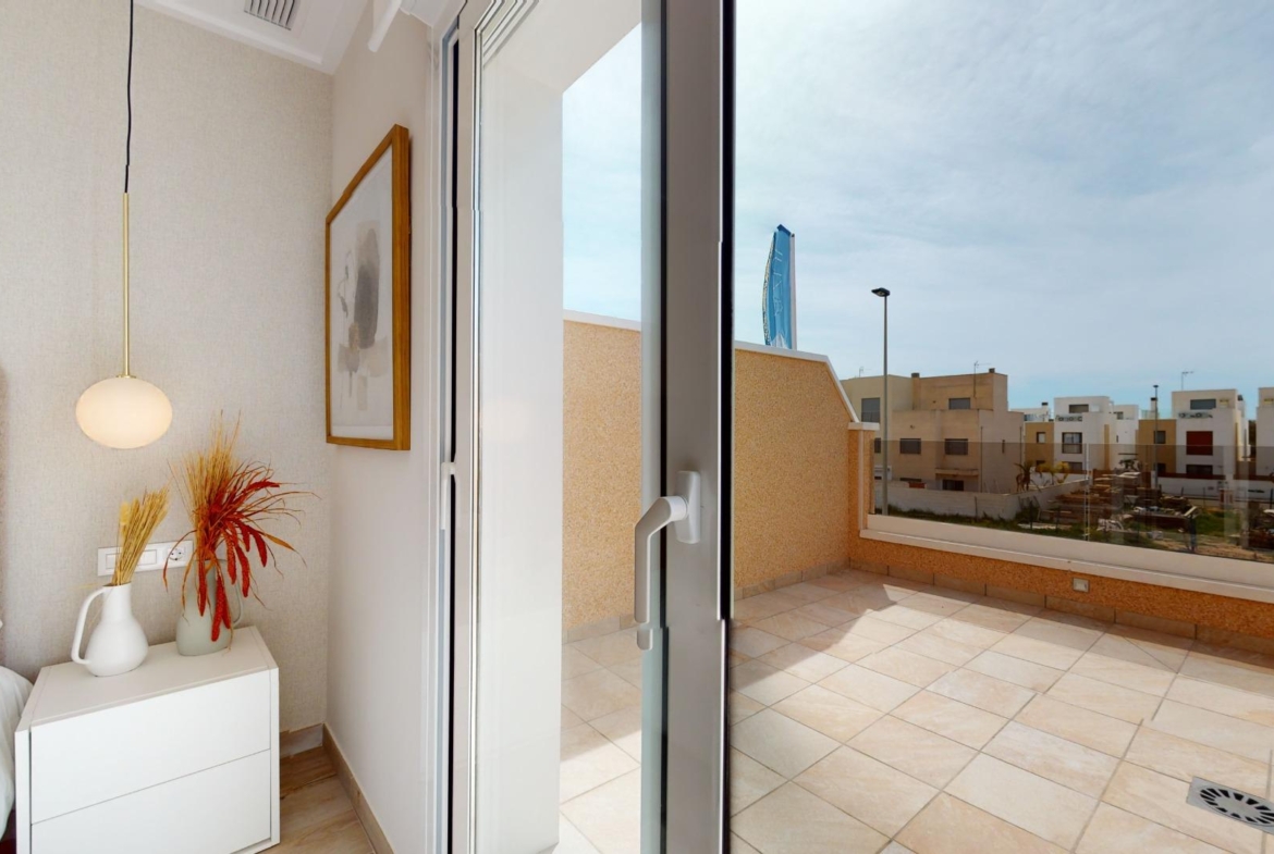ADOSADOS DE OBRA NUEVA EN PILAR DE LA HORADADA. 3 DORM. 2 BAÑOS. CON PLAZA DE GARAJE Y PISCINA. 83 M2. JARDIN 33 M2. SOLARIUM 34 M2.