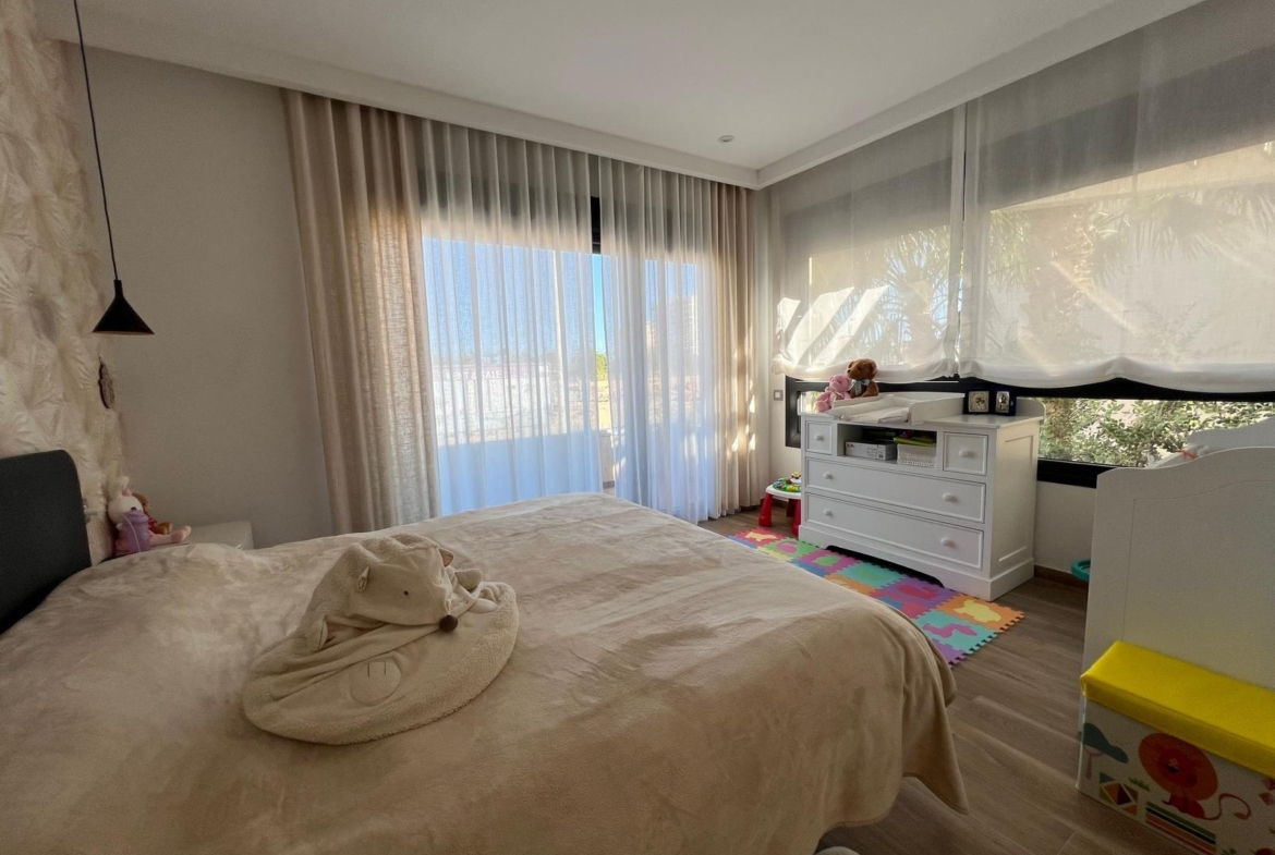 VILLA OBRA NUEVA! 3 DORMITORIOS. 3 BAÑOS. PARCELA 200 M2. PISCINA PROPIA. GARAJE.