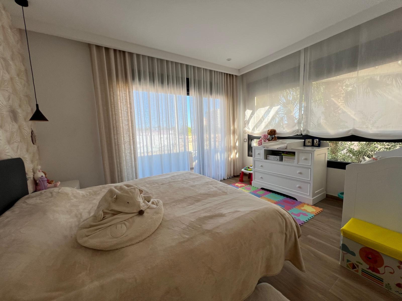 VILLA OBRA NUEVA! 3 DORMITORIOS. 3 BAÑOS. PARCELA 200 M2. PISCINA PROPIA. GARAJE.