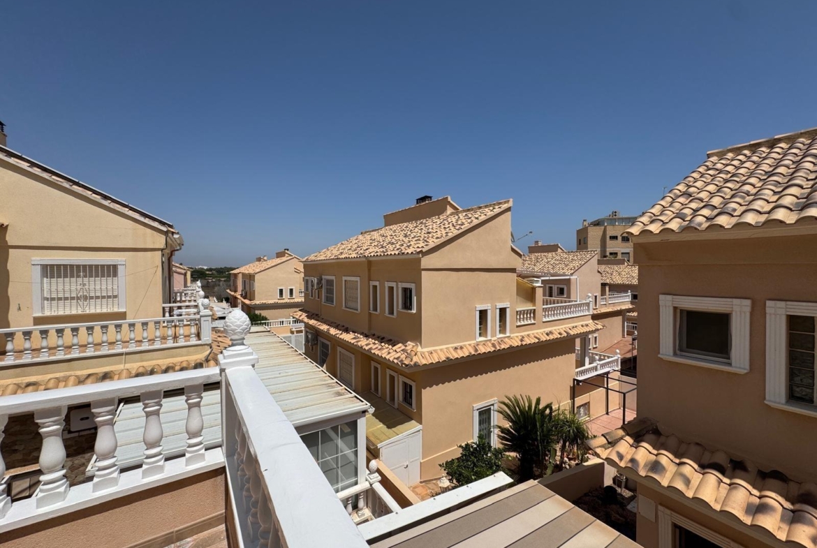 ADOSADO EN GUARDAMAR DEL SEGURA CON GARAJE A 400 METROS DE PLAYA. 3 DORM. 2 BAÑOS. SOTANO DE 60 M2. PISCINA COMUNITARIA.