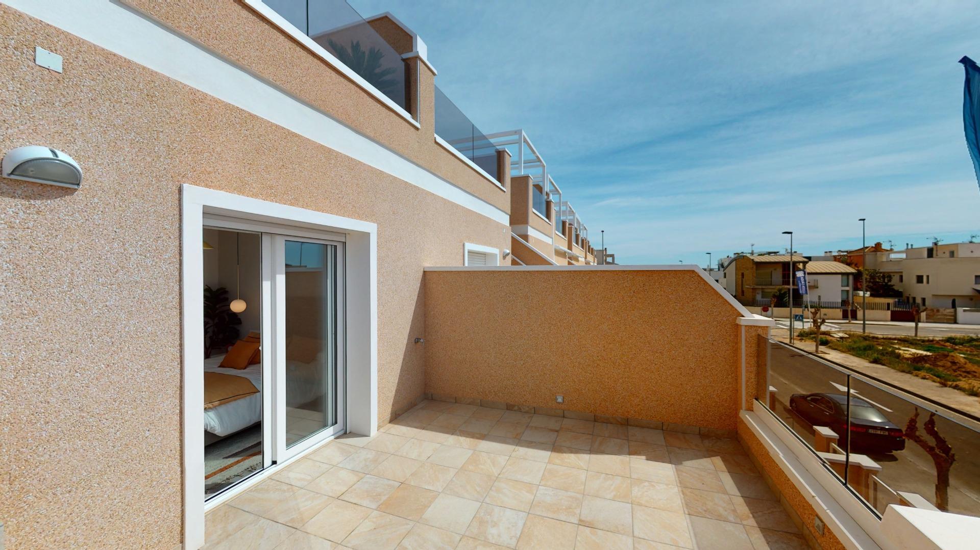 4-64-6 ADOSADOS DE OBRA NUEVA EN PILAR DE LA HORADADA. 3 DORM. 2 BAÑOS. CON PLAZA DE GARAJE Y PISCINA. 83 M2. JARDIN 33 M2. SOLARIUM 34 M2.