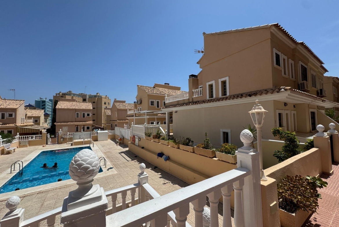 ADOSADO EN GUARDAMAR DEL SEGURA CON GARAJE A 400 METROS DE PLAYA. 3 DORM. 2 BAÑOS. SOTANO DE 60 M2. PISCINA COMUNITARIA.