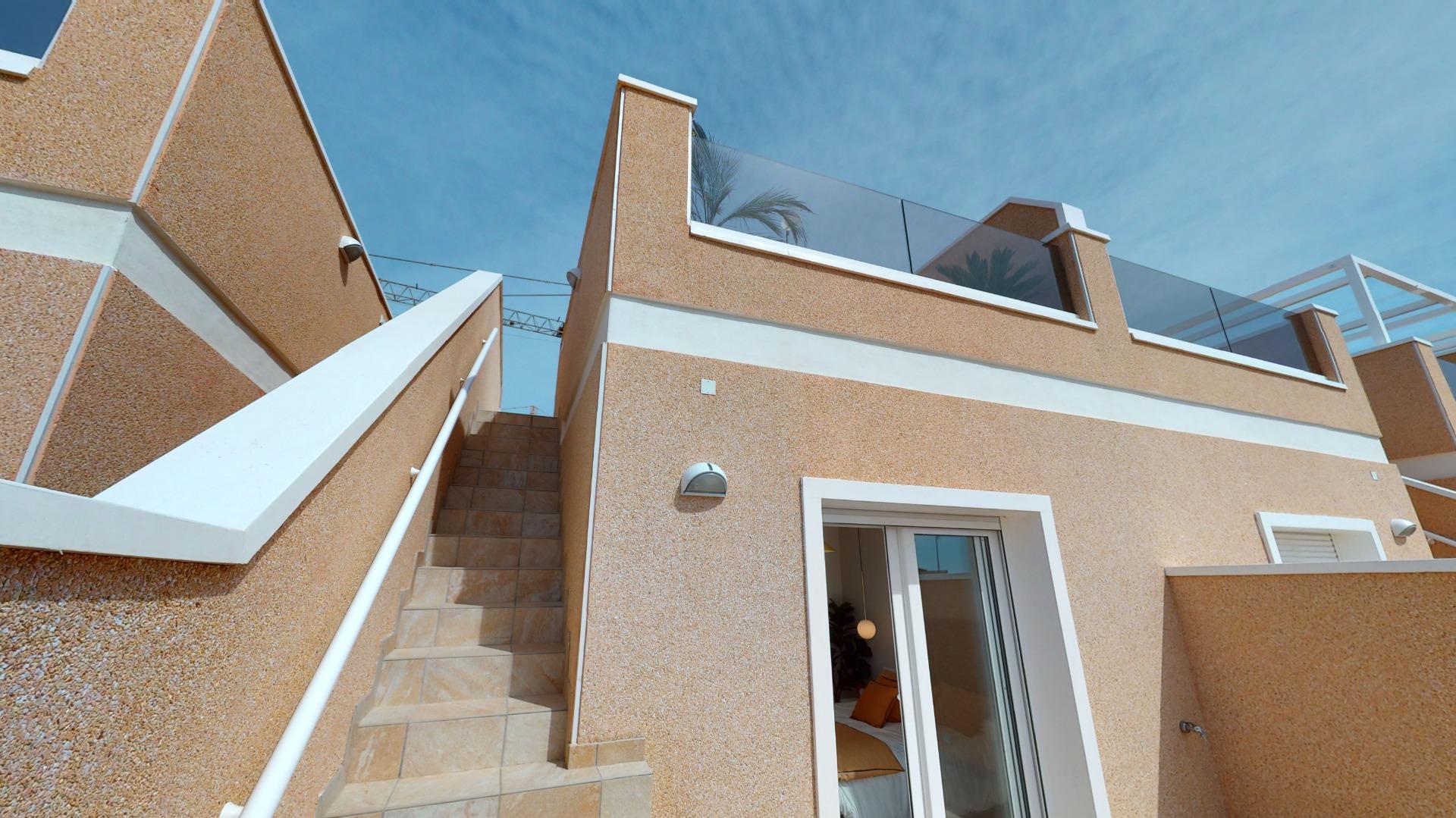 4-65-6 ADOSADOS DE OBRA NUEVA EN PILAR DE LA HORADADA. 3 DORM. 2 BAÑOS. CON PLAZA DE GARAJE Y PISCINA. 83 M2. JARDIN 33 M2. SOLARIUM 34 M2.
