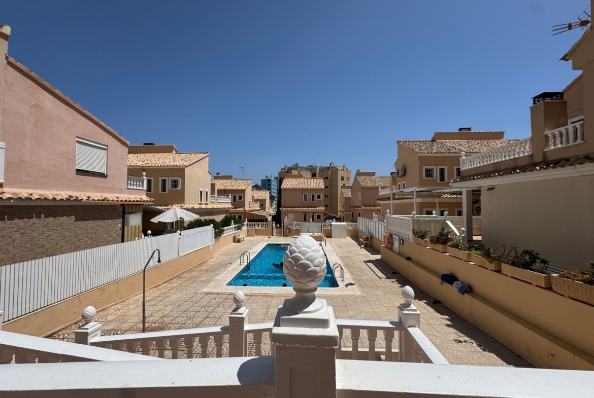 ADOSADO EN GUARDAMAR DEL SEGURA CON GARAJE A 400 METROS DE PLAYA. 3 DORM. 2 BAÑOS. SOTANO DE 60 M2. PISCINA COMUNITARIA.