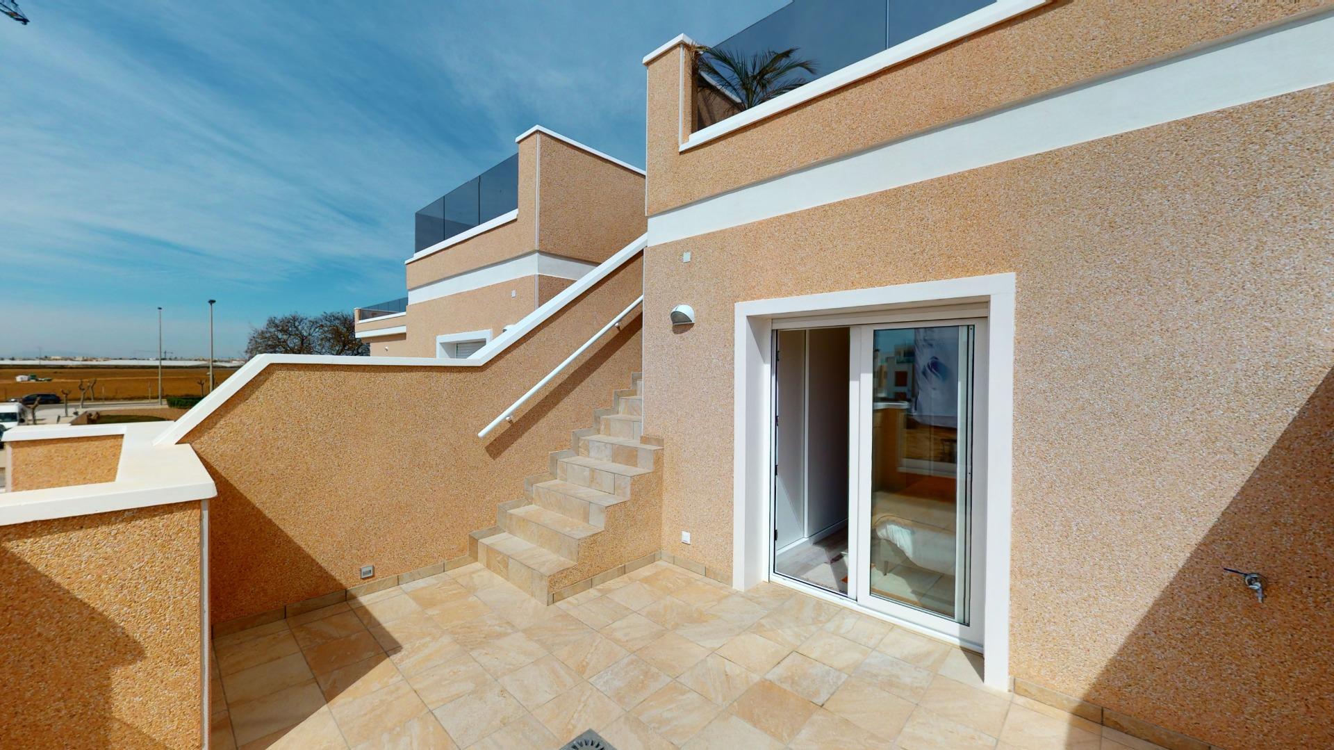 4-66-6 ADOSADOS DE OBRA NUEVA EN PILAR DE LA HORADADA. 3 DORM. 2 BAÑOS. CON PLAZA DE GARAJE Y PISCINA. 83 M2. JARDIN 33 M2. SOLARIUM 34 M2.