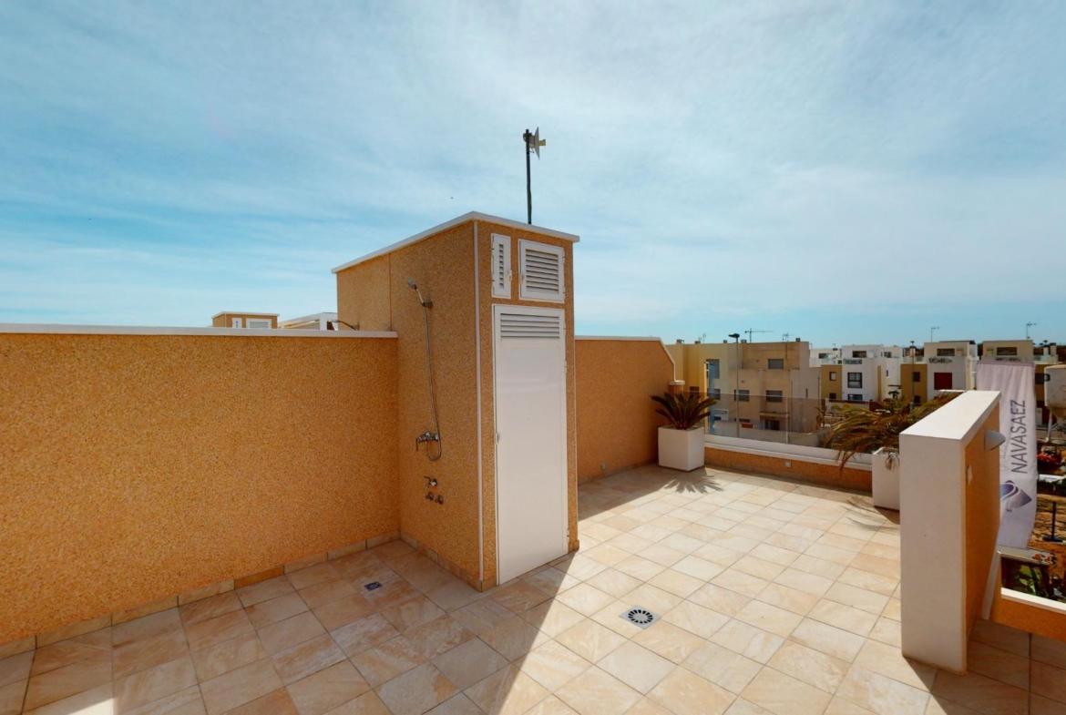 ADOSADOS DE OBRA NUEVA EN PILAR DE LA HORADADA. 3 DORM. 2 BAÑOS. CON PLAZA DE GARAJE Y PISCINA. 83 M2. JARDIN 33 M2. SOLARIUM 34 M2.