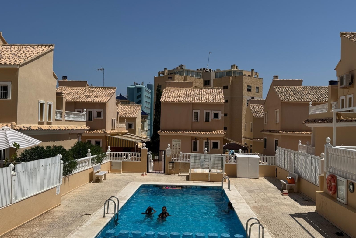 ADOSADO EN GUARDAMAR DEL SEGURA CON GARAJE A 400 METROS DE PLAYA. 3 DORM. 2 BAÑOS. SOTANO DE 60 M2. PISCINA COMUNITARIA.