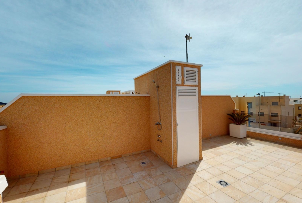 ADOSADOS DE OBRA NUEVA EN PILAR DE LA HORADADA. 3 DORM. 2 BAÑOS. CON PLAZA DE GARAJE Y PISCINA. 83 M2. JARDIN 33 M2. SOLARIUM 34 M2.