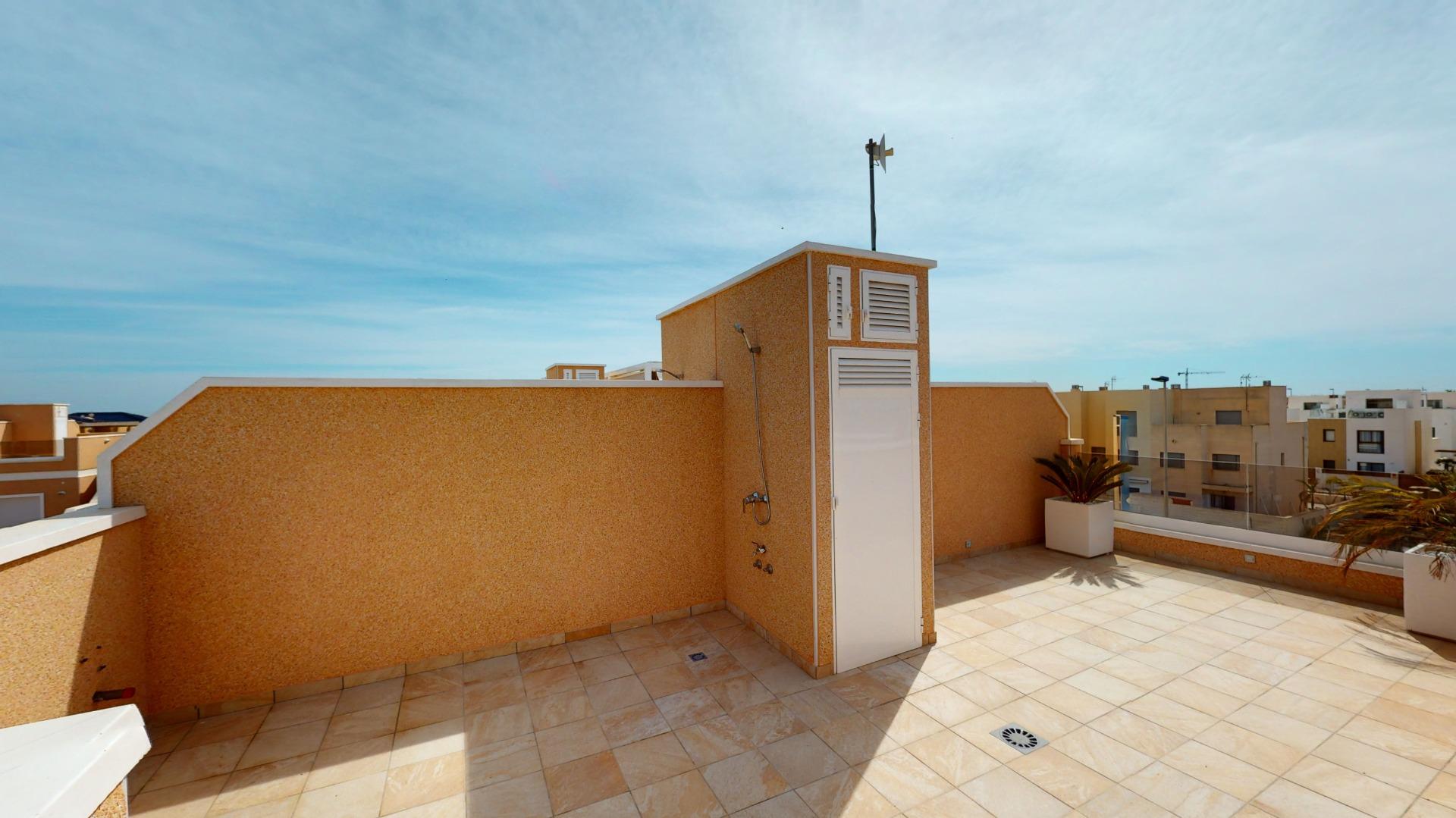 4-68-6 ADOSADOS DE OBRA NUEVA EN PILAR DE LA HORADADA. 3 DORM. 2 BAÑOS. CON PLAZA DE GARAJE Y PISCINA. 83 M2. JARDIN 33 M2. SOLARIUM 34 M2.