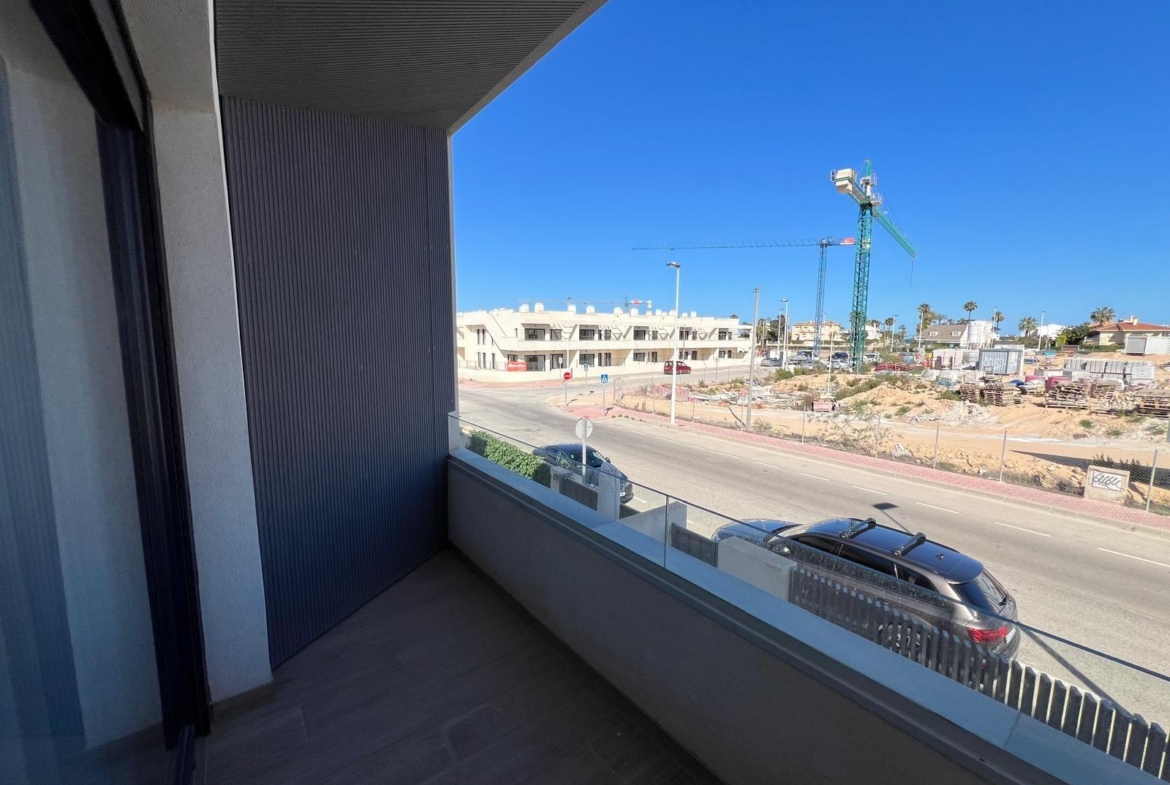 VILLA OBRA NUEVA! 3 DORMITORIOS. 3 BAÑOS. PARCELA 200 M2. PISCINA PROPIA. GARAJE.