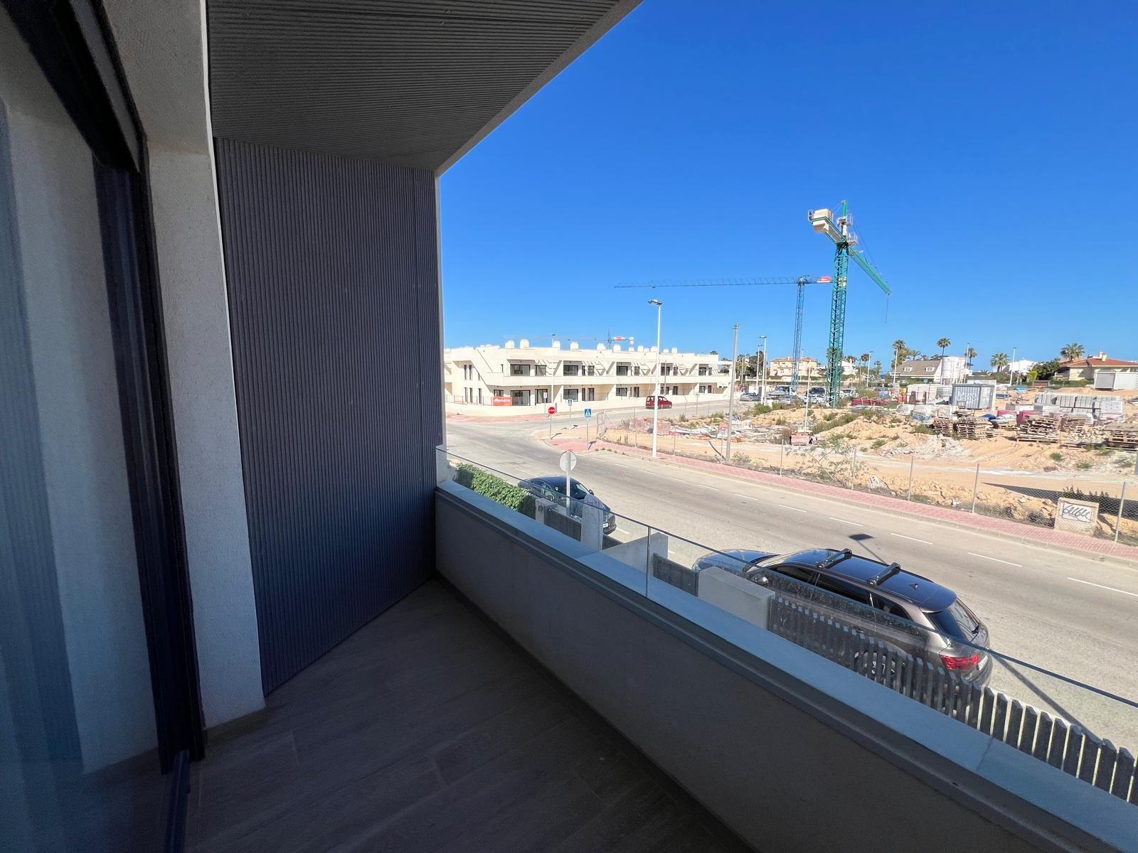 VILLA OBRA NUEVA! 3 DORMITORIOS. 3 BAÑOS. PARCELA 200 M2. PISCINA PROPIA. GARAJE.