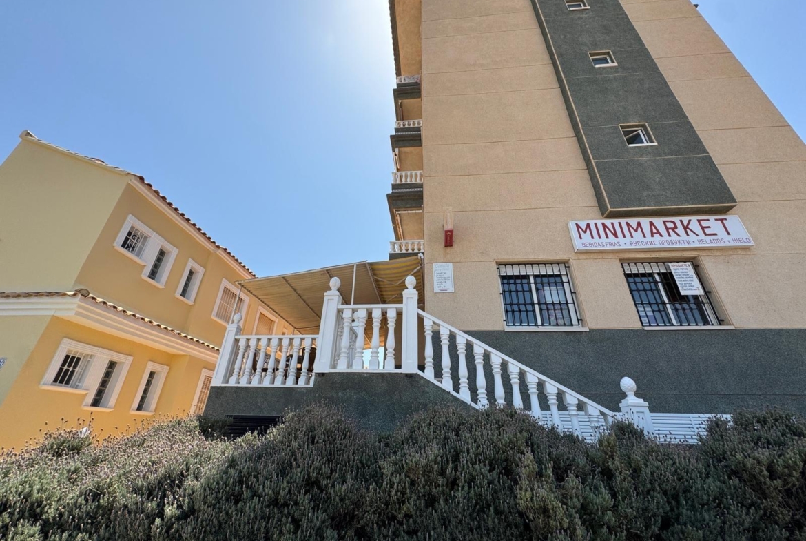 ADOSADO EN GUARDAMAR DEL SEGURA CON GARAJE A 400 METROS DE PLAYA. 3 DORM. 2 BAÑOS. SOTANO DE 60 M2. PISCINA COMUNITARIA.