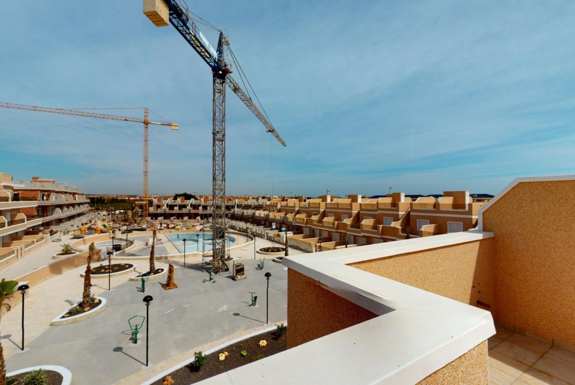 ADOSADOS DE OBRA NUEVA EN PILAR DE LA HORADADA. 3 DORM. 2 BAÑOS. CON PLAZA DE GARAJE Y PISCINA. 83 M2. JARDIN 33 M2. SOLARIUM 34 M2.