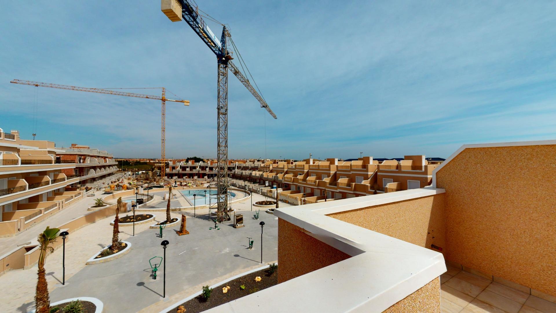 4-69-6 ADOSADOS DE OBRA NUEVA EN PILAR DE LA HORADADA. 3 DORM. 2 BAÑOS. CON PLAZA DE GARAJE Y PISCINA. 83 M2. JARDIN 33 M2. SOLARIUM 34 M2.