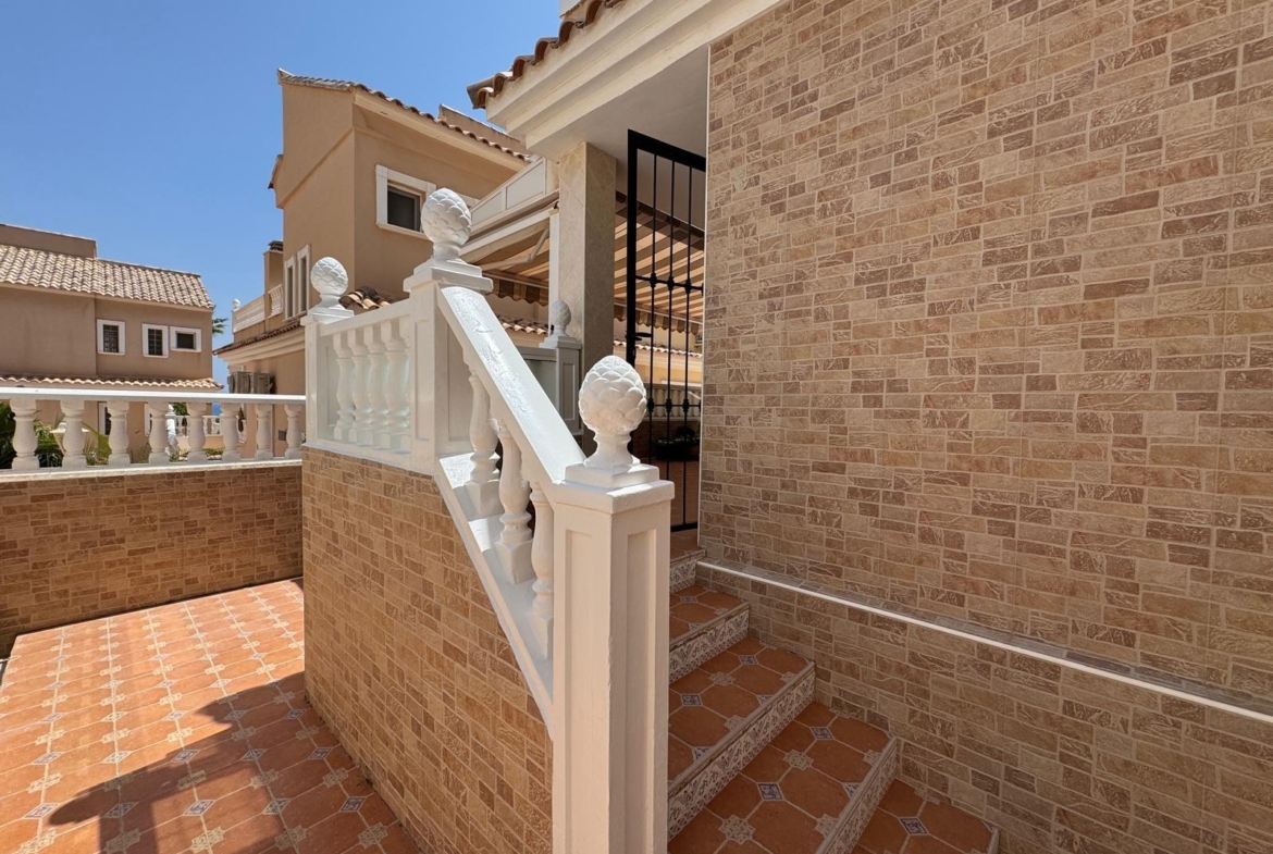 ADOSADO EN GUARDAMAR DEL SEGURA CON GARAJE A 400 METROS DE PLAYA. 3 DORM. 2 BAÑOS. SOTANO DE 60 M2. PISCINA COMUNITARIA.
