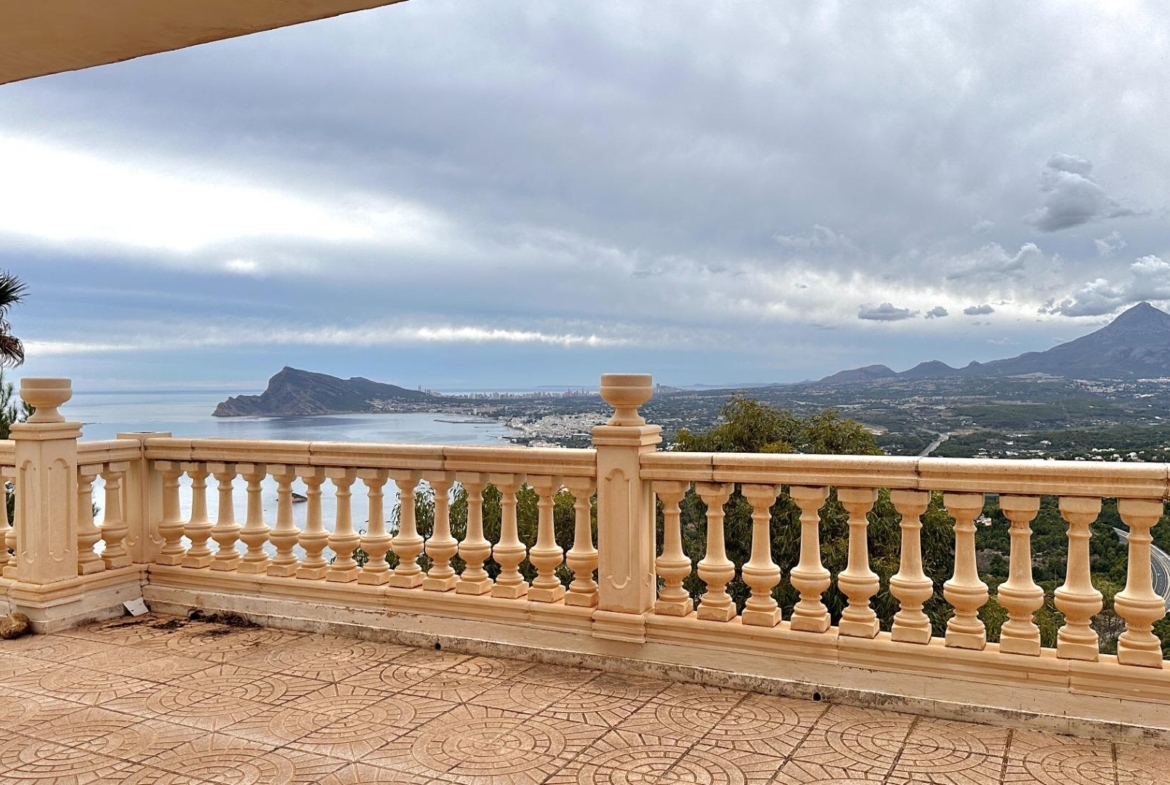 “Villa met panoramisch uitzicht en groot potentieel in Altea Hills”