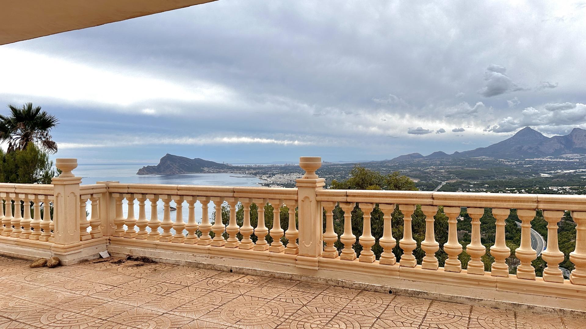 “Villa met panoramisch uitzicht en groot potentieel in Altea Hills”
