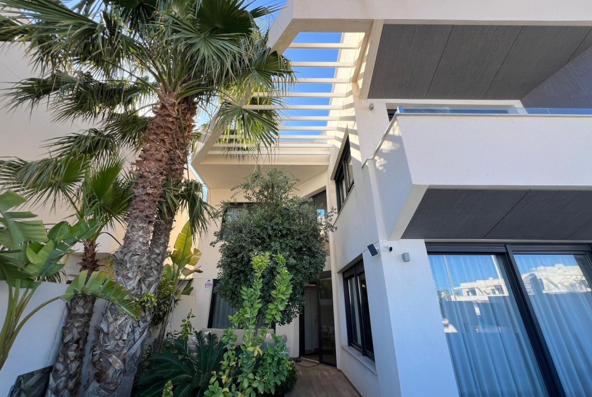 VILLA OBRA NUEVA! 3 DORMITORIOS. 3 BAÑOS. PARCELA 200 M2. PISCINA PROPIA. GARAJE.