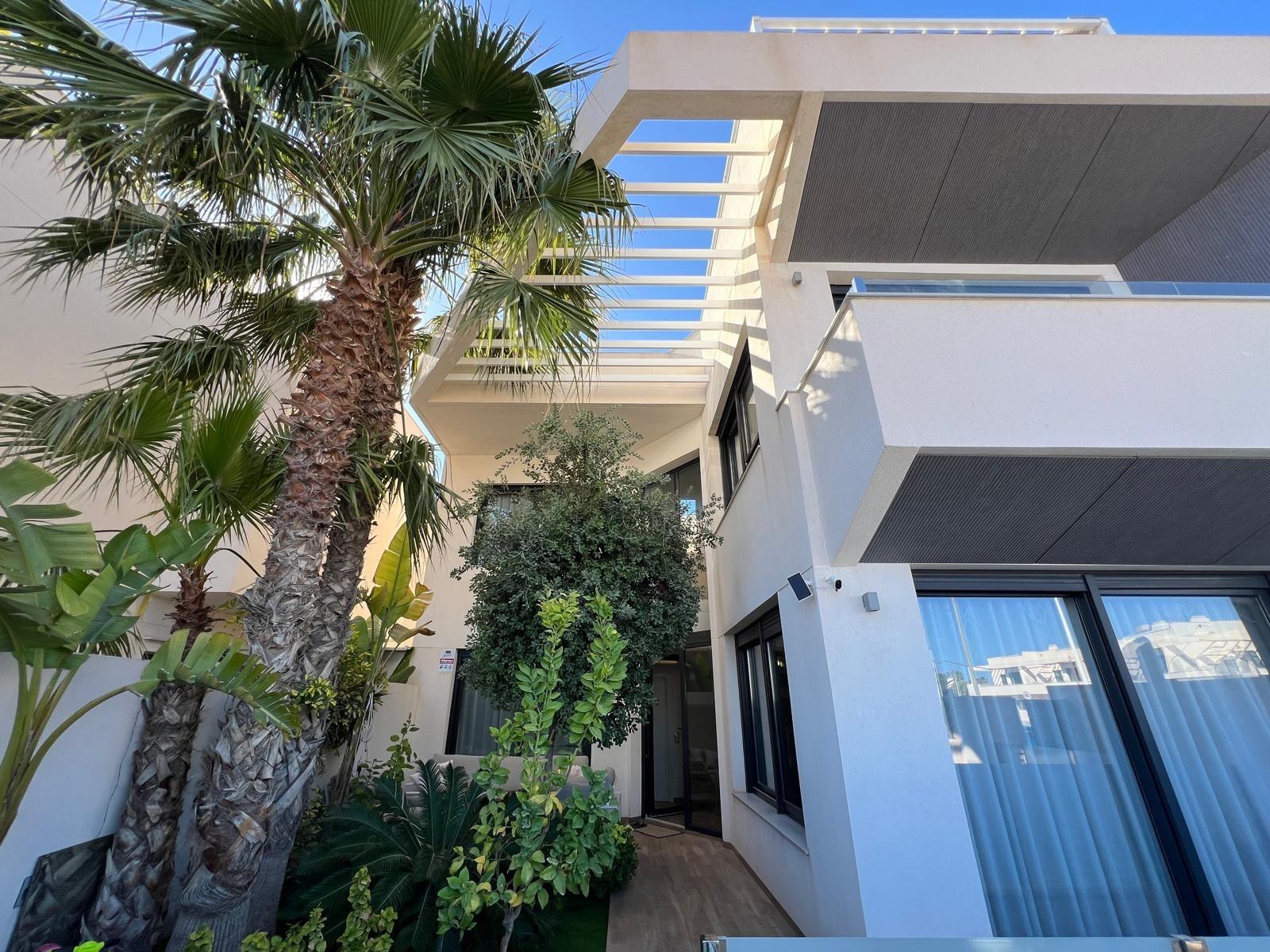 VILLA OBRA NUEVA! 3 DORMITORIOS. 3 BAÑOS. PARCELA 200 M2. PISCINA PROPIA. GARAJE.