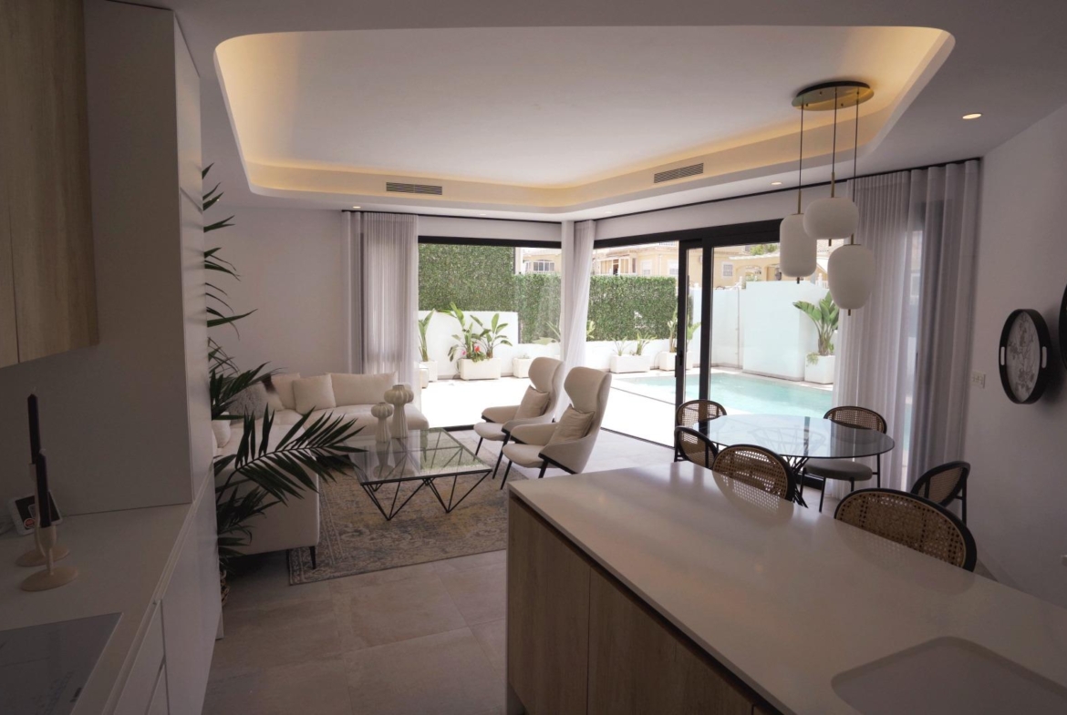 VILLAS DE LUJO! OBRA NUEVA DE ALTA CALIDAD! 3 DORMITORIOS. 3 BAÑOS. PISCINA PRIVADA. PARCELA 180M2.
