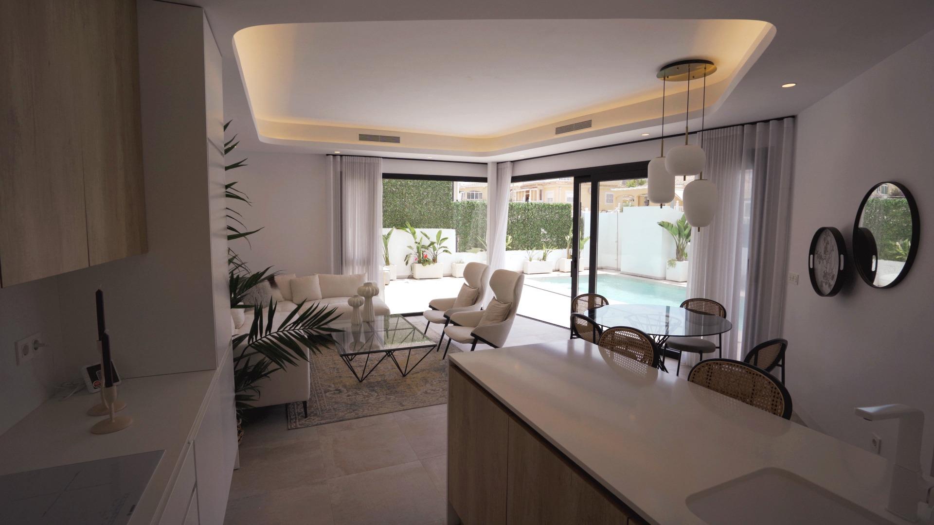 VILLAS DE LUJO! OBRA NUEVA DE ALTA CALIDAD! 3 DORMITORIOS. 3 BAÑOS. PISCINA PRIVADA. PARCELA 180M2.