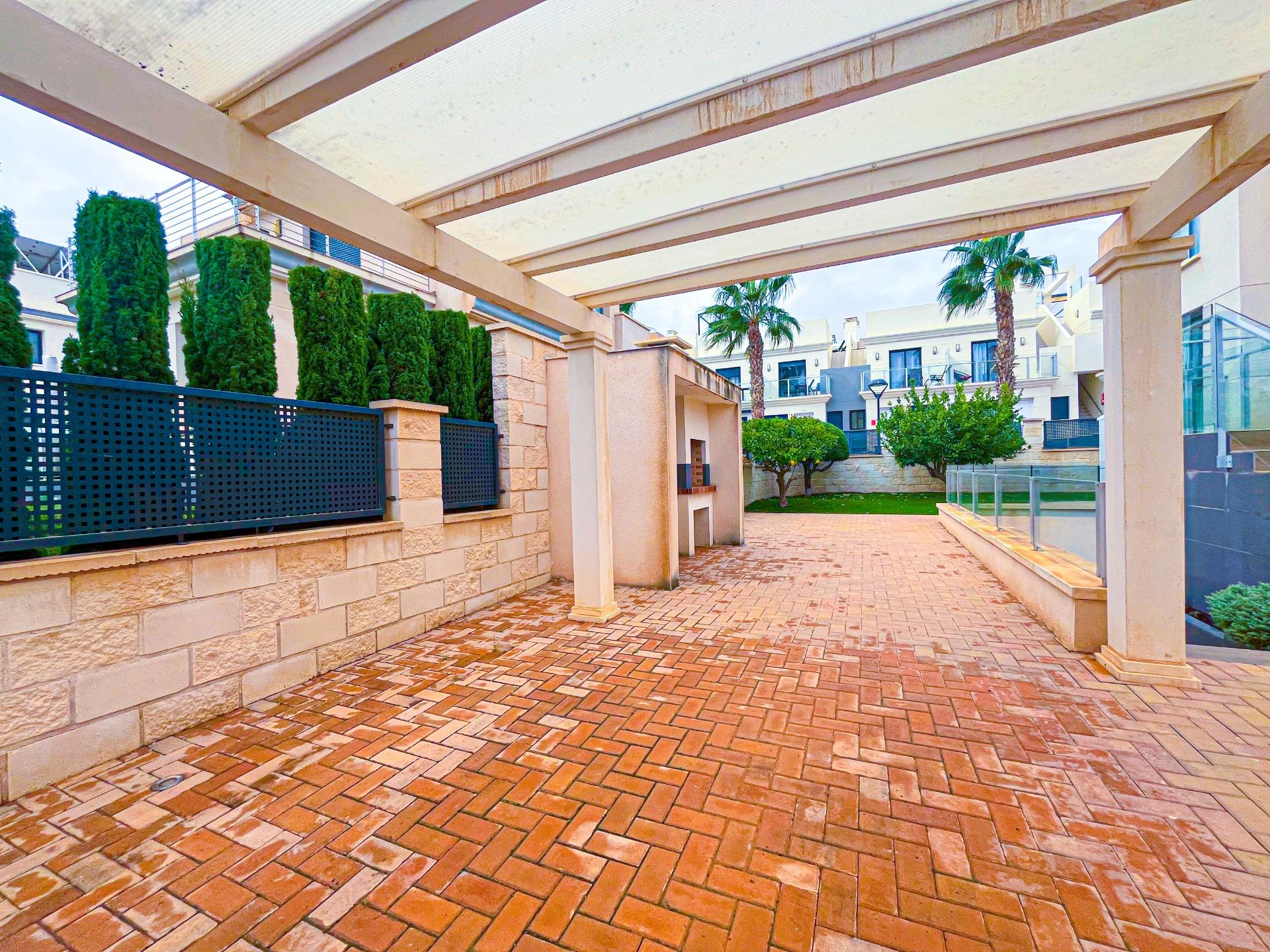 4-7-74 VILLA DE LUJO EN LA ZENIA. 5 DORM. 4 BAÑOS. PISCINA PRIVADA. PARCELA 410 M2.