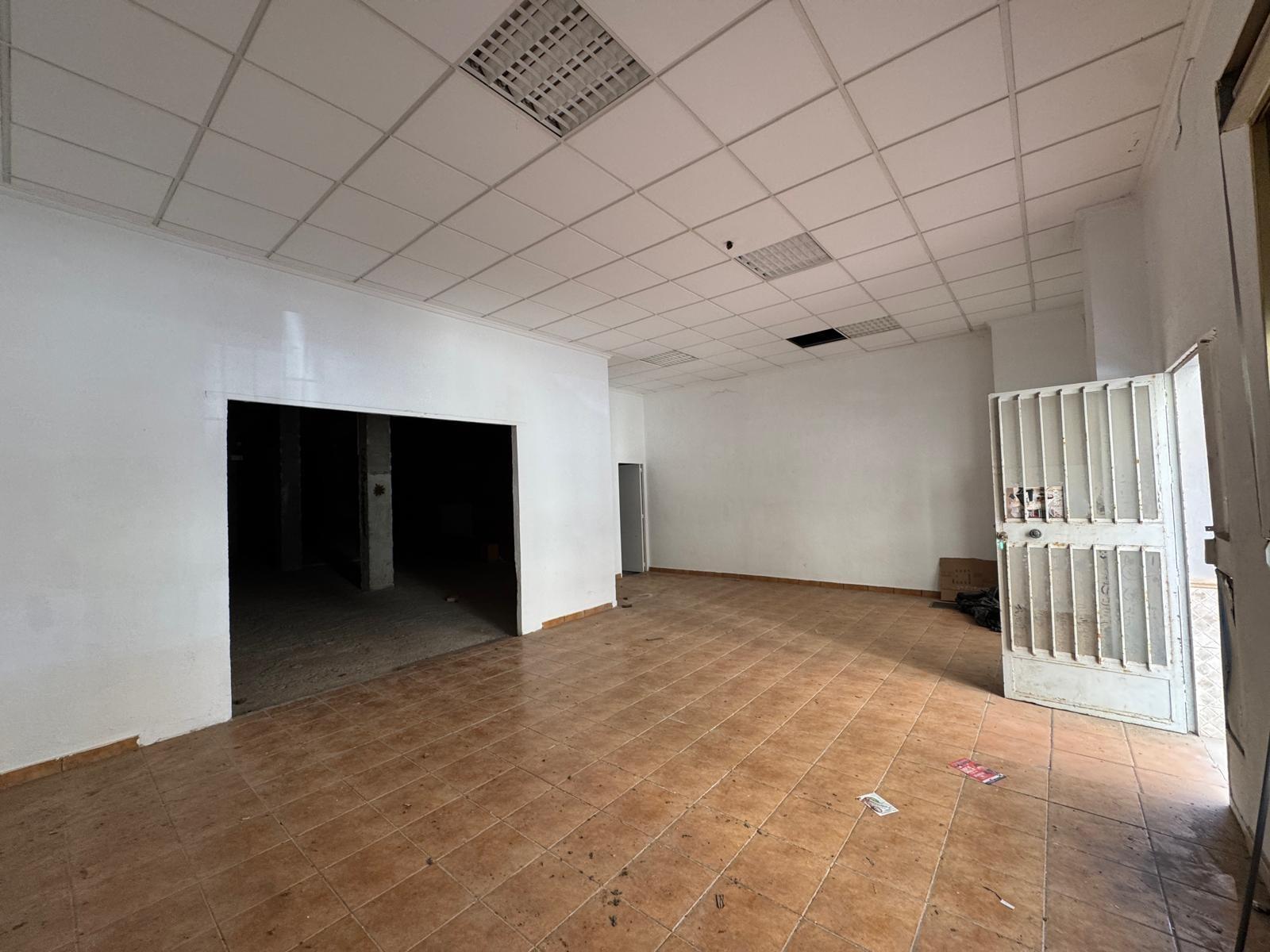 4-7-90 SE VENDE LOCAL COMERCIAL CON 261 M2. A 150 METROS DE LA PLAYA. PARA CUALQUER TIPO DE NEGOCIO.
