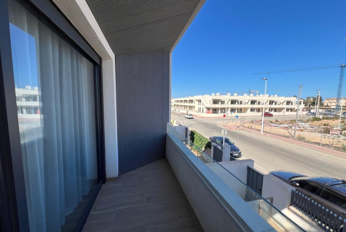 VILLA OBRA NUEVA! 3 DORMITORIOS. 3 BAÑOS. PARCELA 200 M2. PISCINA PROPIA. GARAJE.