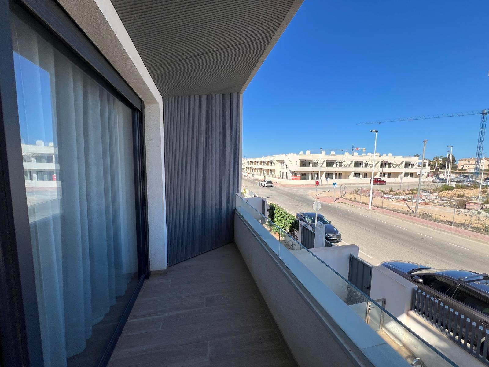 VILLA OBRA NUEVA! 3 DORMITORIOS. 3 BAÑOS. PARCELA 200 M2. PISCINA PROPIA. GARAJE.