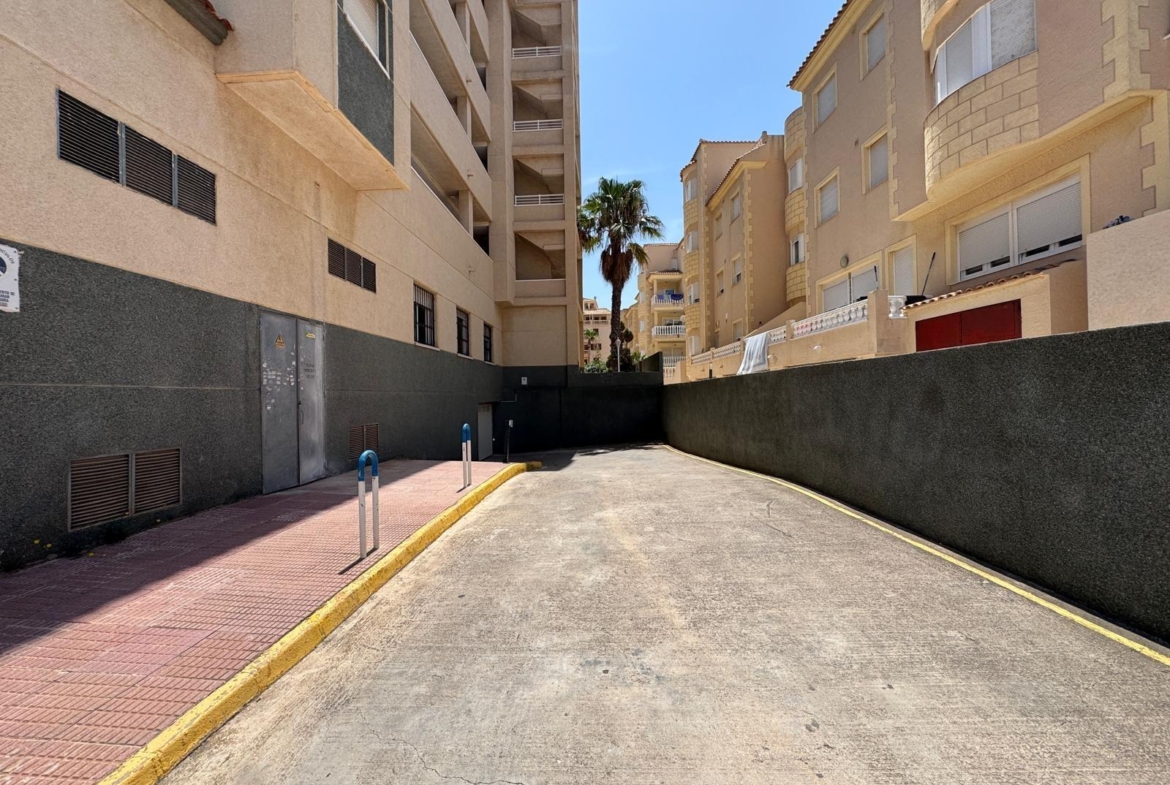 ADOSADO EN GUARDAMAR DEL SEGURA CON GARAJE A 400 METROS DE PLAYA. 3 DORM. 2 BAÑOS. SOTANO DE 60 M2. PISCINA COMUNITARIA.