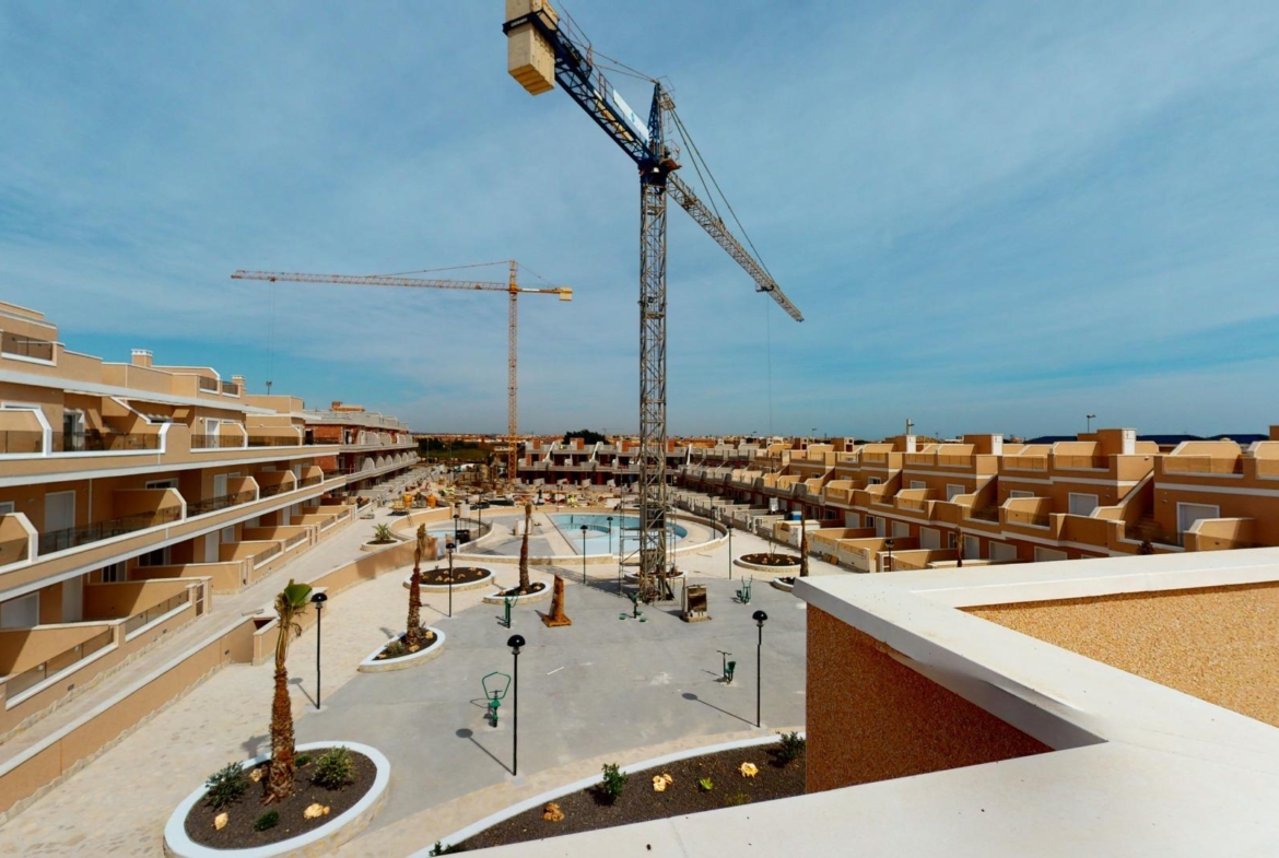 ADOSADOS DE OBRA NUEVA EN PILAR DE LA HORADADA. 3 DORM. 2 BAÑOS. CON PLAZA DE GARAJE Y PISCINA. 83 M2. JARDIN 33 M2. SOLARIUM 34 M2.