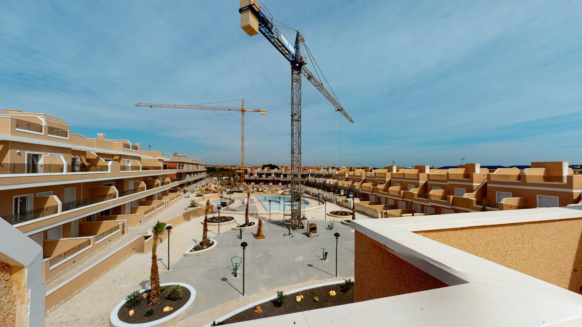 4-70-6 ADOSADOS DE OBRA NUEVA EN PILAR DE LA HORADADA. 3 DORM. 2 BAÑOS. CON PLAZA DE GARAJE Y PISCINA. 83 M2. JARDIN 33 M2. SOLARIUM 34 M2.