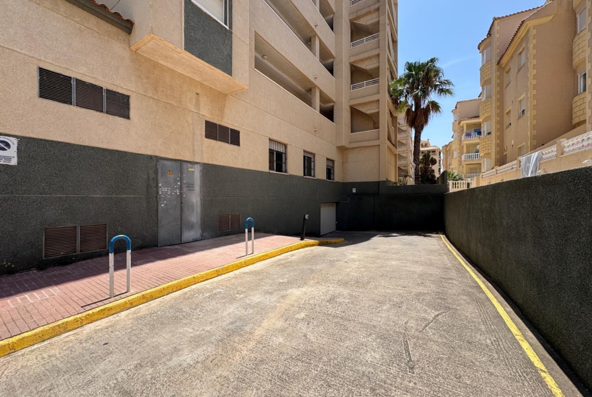 ADOSADO EN GUARDAMAR DEL SEGURA CON GARAJE A 400 METROS DE PLAYA. 3 DORM. 2 BAÑOS. SOTANO DE 60 M2. PISCINA COMUNITARIA.