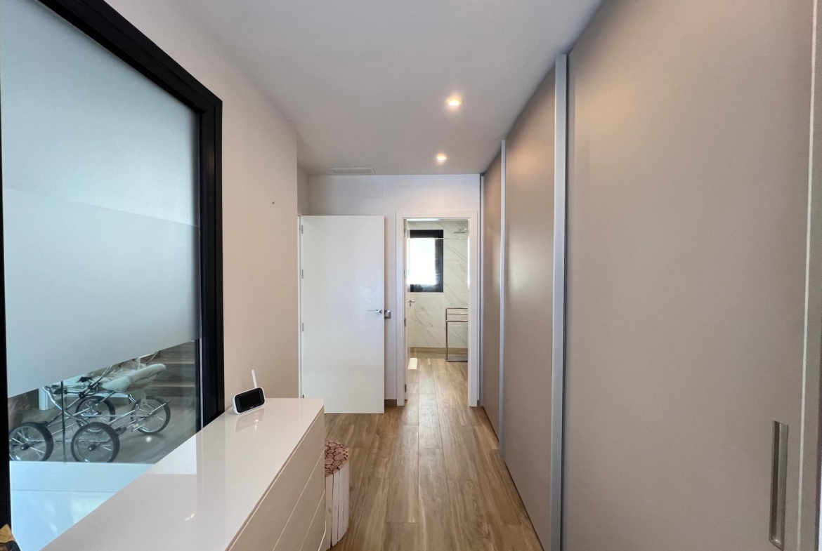 VILLA OBRA NUEVA! 3 DORMITORIOS. 3 BAÑOS. PARCELA 200 M2. PISCINA PROPIA. GARAJE.