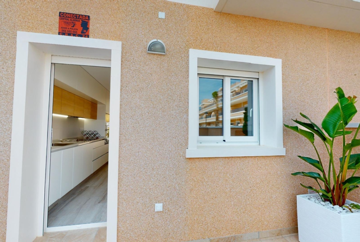 ADOSADOS DE OBRA NUEVA EN PILAR DE LA HORADADA. 3 DORM. 2 BAÑOS. CON PLAZA DE GARAJE Y PISCINA. 83 M2. JARDIN 33 M2. SOLARIUM 34 M2.