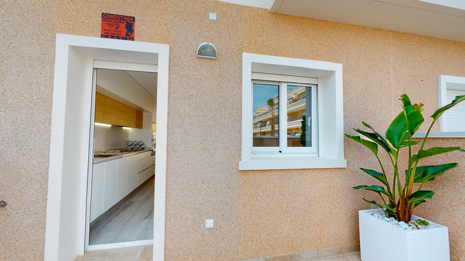 4-72-6 ADOSADOS DE OBRA NUEVA EN PILAR DE LA HORADADA. 3 DORM. 2 BAÑOS. CON PLAZA DE GARAJE Y PISCINA. 83 M2. JARDIN 33 M2. SOLARIUM 34 M2.