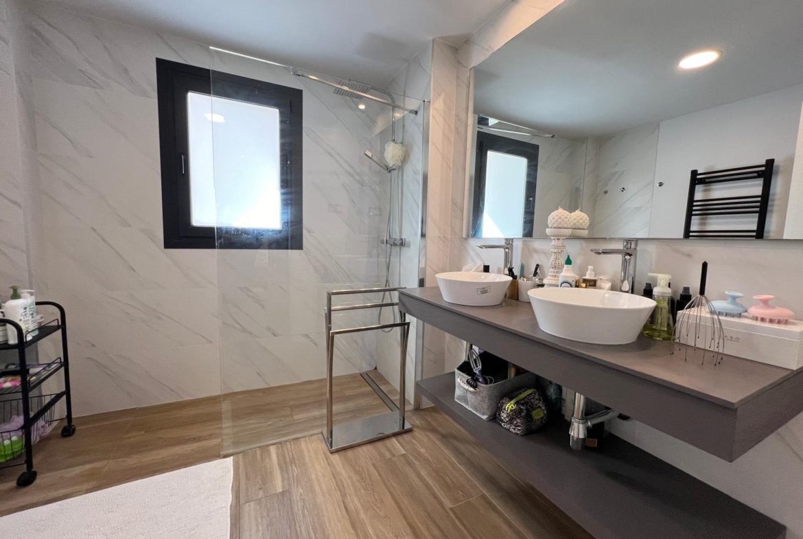 VILLA OBRA NUEVA! 3 DORMITORIOS. 3 BAÑOS. PARCELA 200 M2. PISCINA PROPIA. GARAJE.