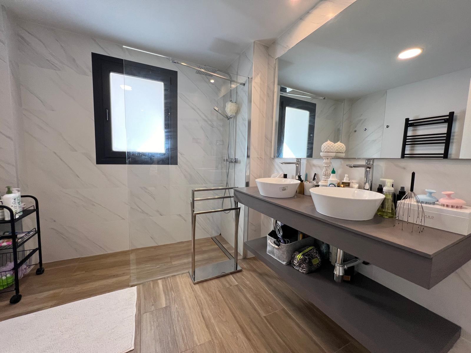 VILLA OBRA NUEVA! 3 DORMITORIOS. 3 BAÑOS. PARCELA 200 M2. PISCINA PROPIA. GARAJE.