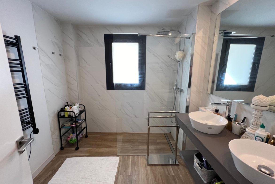 VILLA OBRA NUEVA! 3 DORMITORIOS. 3 BAÑOS. PARCELA 200 M2. PISCINA PROPIA. GARAJE.