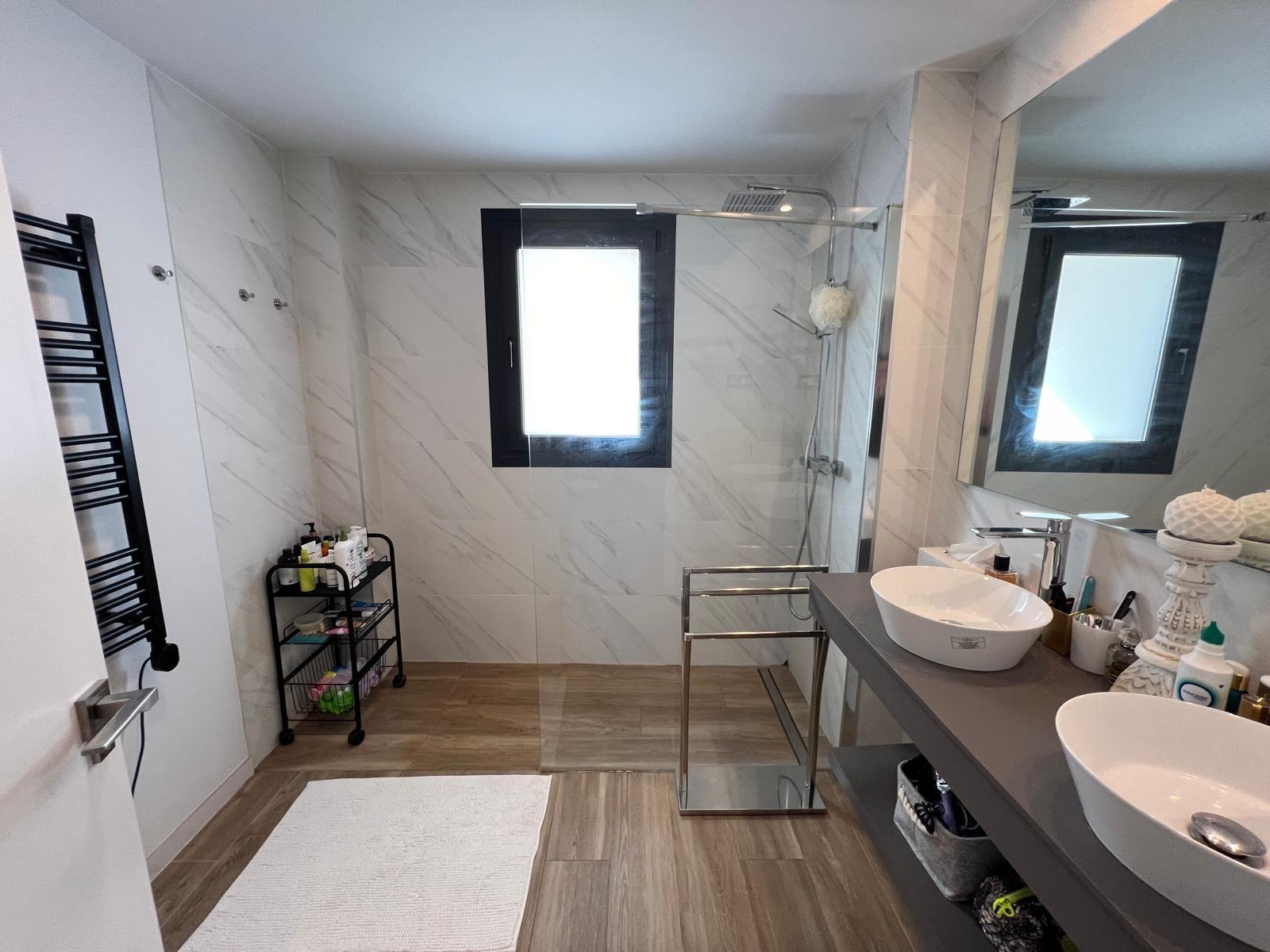 VILLA OBRA NUEVA! 3 DORMITORIOS. 3 BAÑOS. PARCELA 200 M2. PISCINA PROPIA. GARAJE.